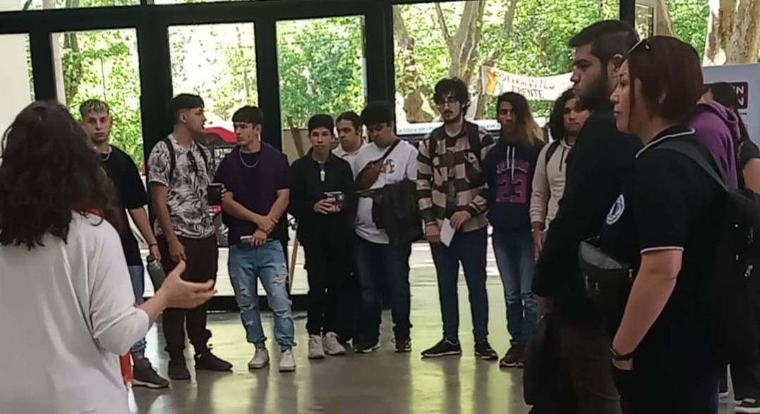 Estudiantes de escuelas secuEstudiantes secuendarios visitan la Facultad de Informática Estudiantes de escuelas secundarias en el hall de la Facultad de Informática