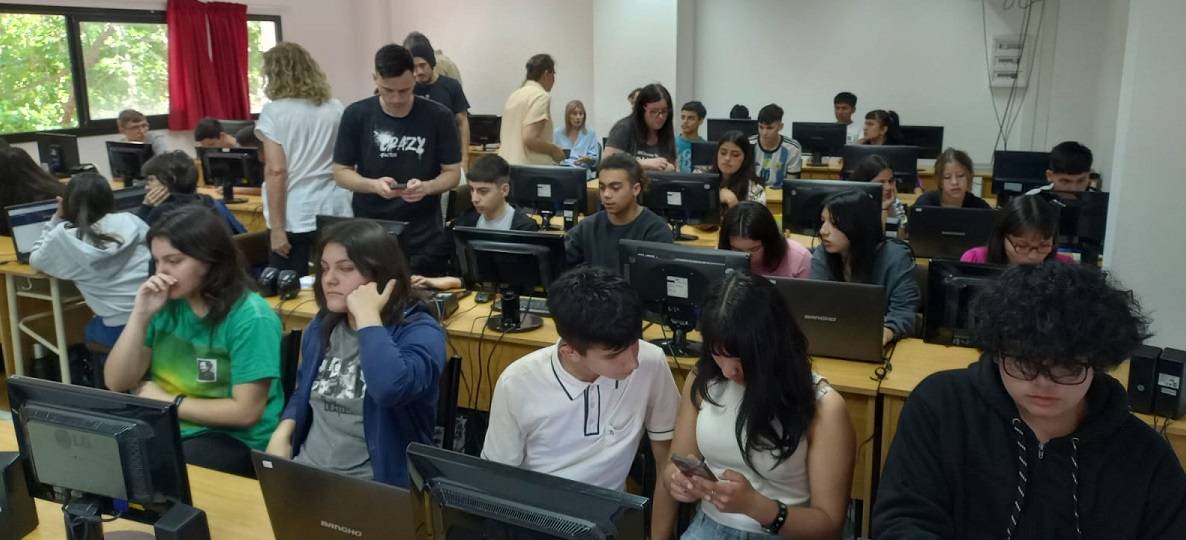Estudiantes de escuelas secuEstudiantes secuendarios visitan la Facultad de Informática Estudiantes de escuelas secundarias en el hall de la Facultad de Informática