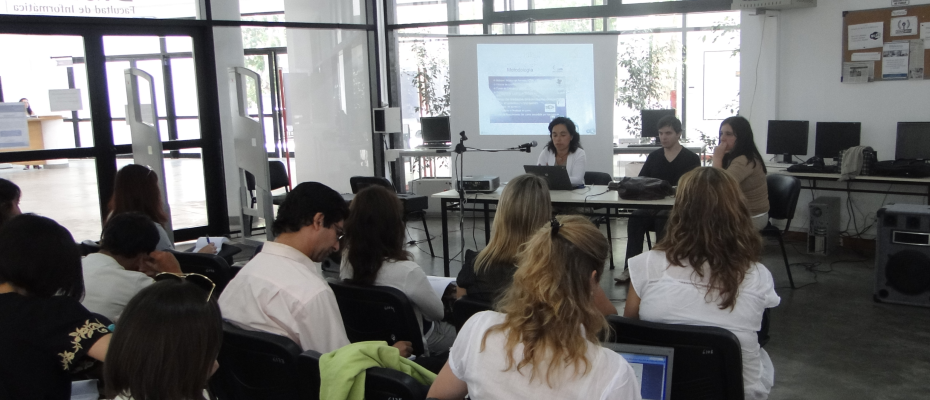 Hall de la Facultad de Informática con los participantes de la jornada