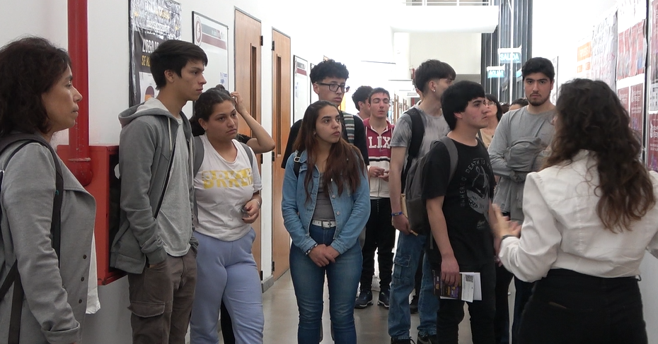 Ingresantes recorriendo la Facultad de informática. Toma de uno de los pasillos de la Facultad.