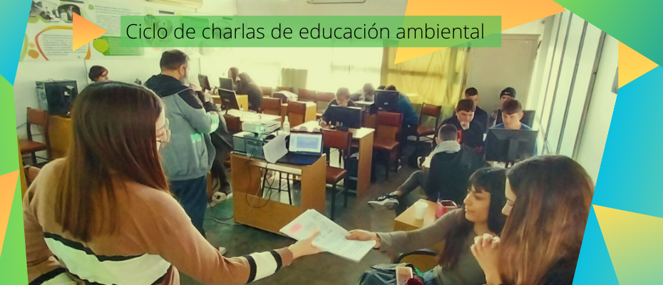 Imagen compuesto por la fotografía de los y las estudiantes en la charla. Lleva el título Ciclo de charlas de educación ambiental. Formas geométricas en verdes, amarillos y azules