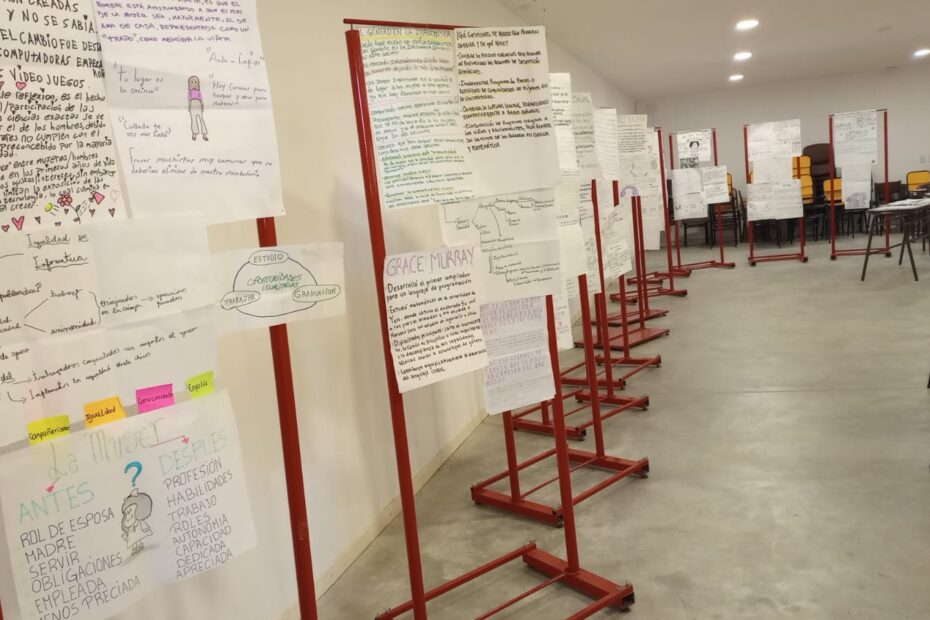 La muestra de paneles con los trabajos de estudiantes ingresantes en el marco del TIVU. Están en el aula 14 de planta baja de la Facultad de Informática.